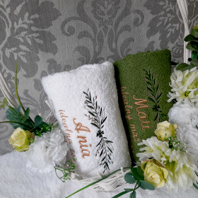 kosz prezentowy na ślub z personalizowanymi ręcznikami haftyok.pl